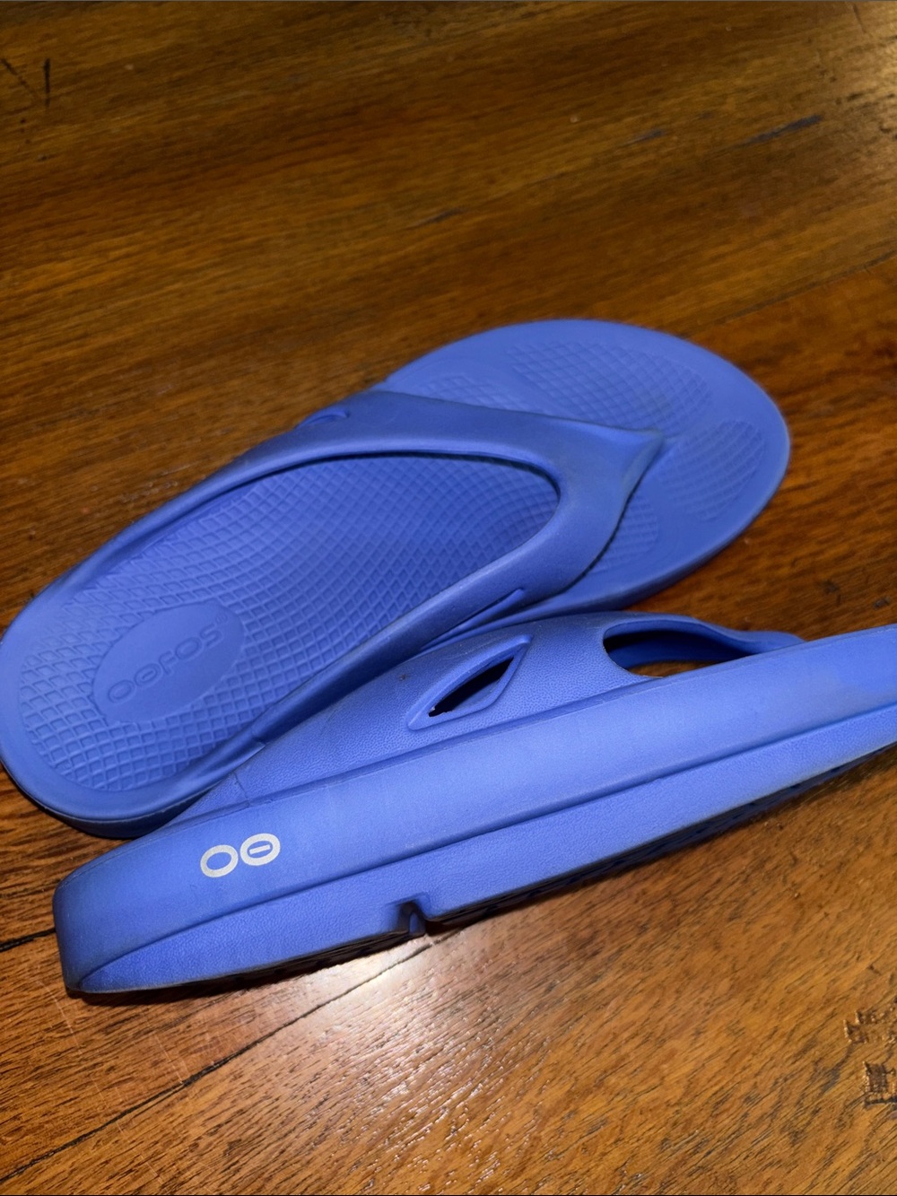OOFOS women’s Flip Sandals in Periwinkle Blue - Picture 4 of 9